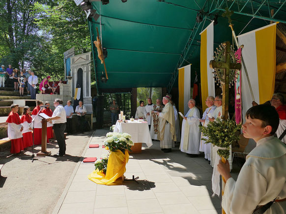 Festgottesdienst zum 1.000 Todestag des Heiligen Heimerads auf dem Hasunger Berg (Foto: Karl-Franz Thiede) Festgottesdienst zum 1.000 Todestag des Heiligen Heimerads auf dem Hasunger Berg (Foto: Karl-Franz Thiede)